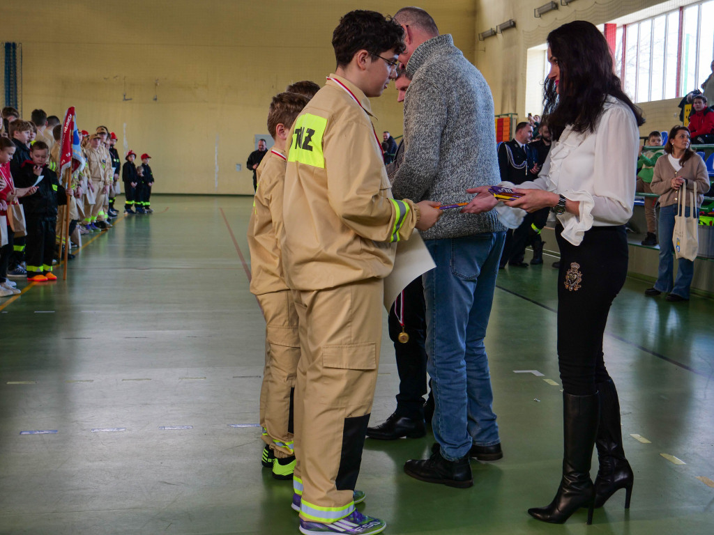 Młodzi druhowie i druhny w akcji