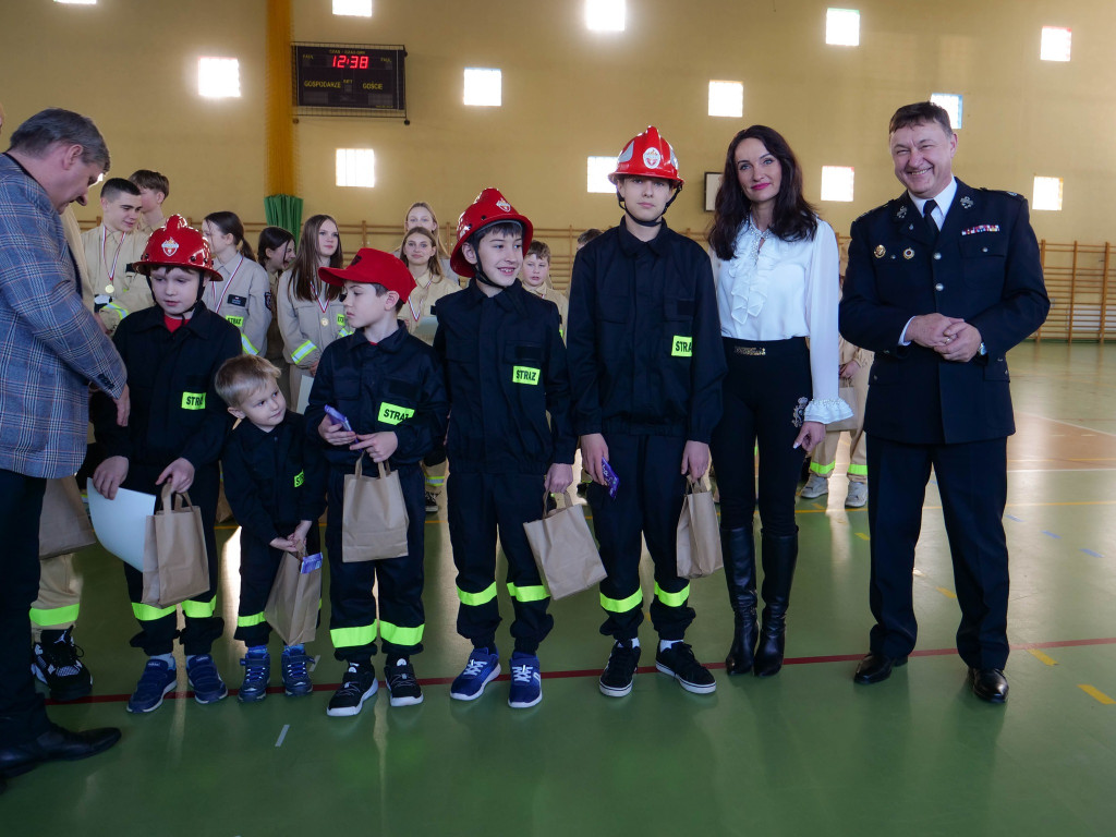 Młodzi druhowie i druhny w akcji