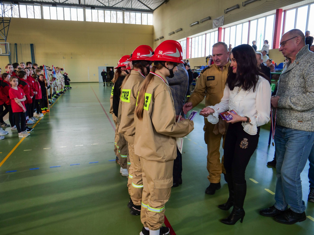 Młodzi druhowie i druhny w akcji