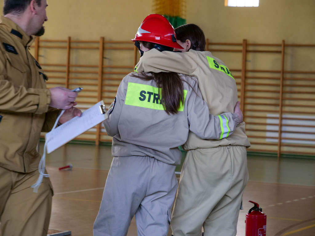 Młodzi druhowie i druhny w akcji