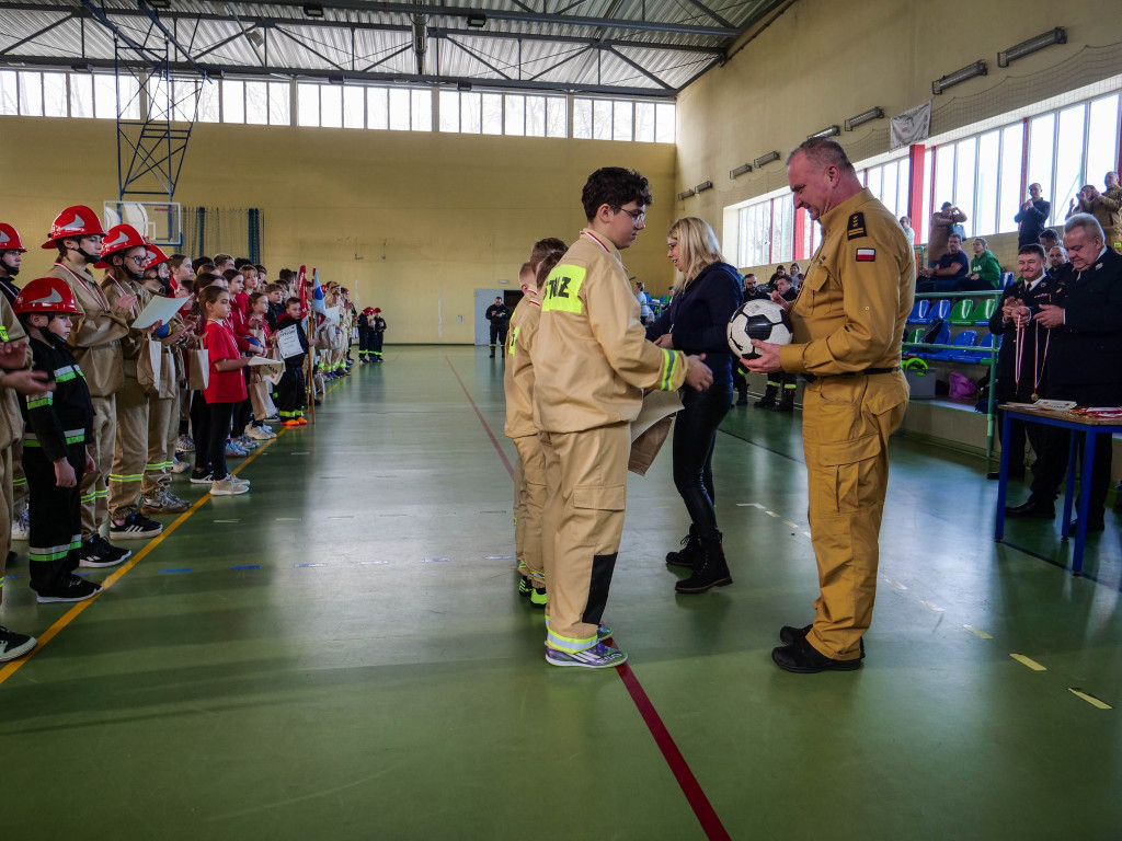 Młodzi druhowie i druhny w akcji
