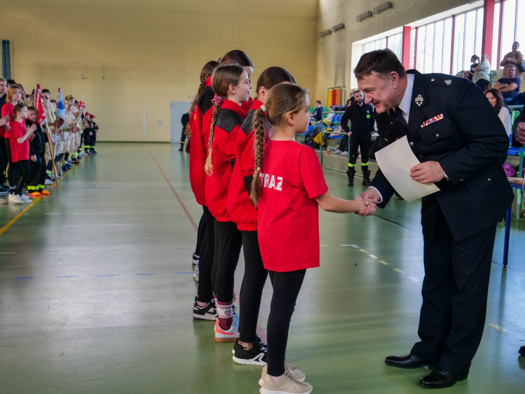 Młodzi druhowie i druhny w akcji