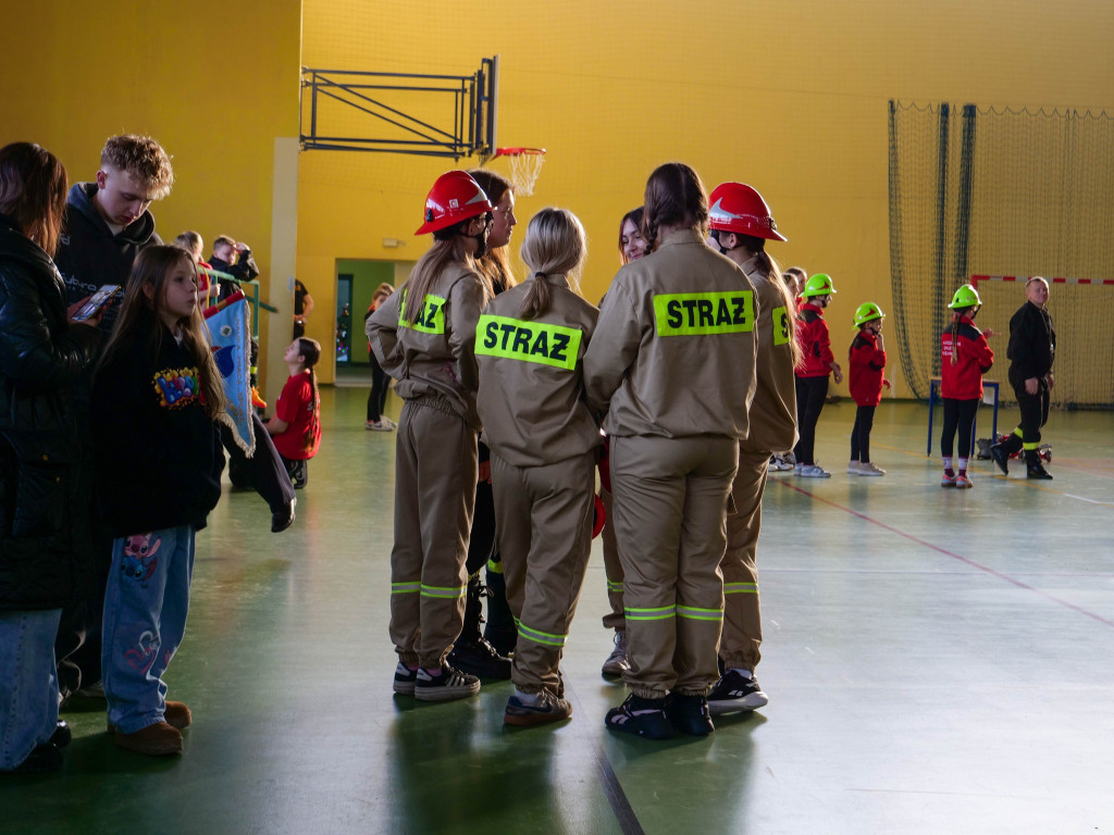 Młodzi druhowie i druhny w akcji