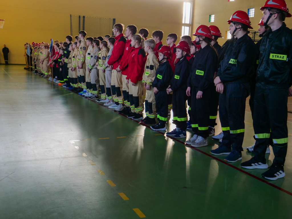 Młodzi druhowie i druhny w akcji