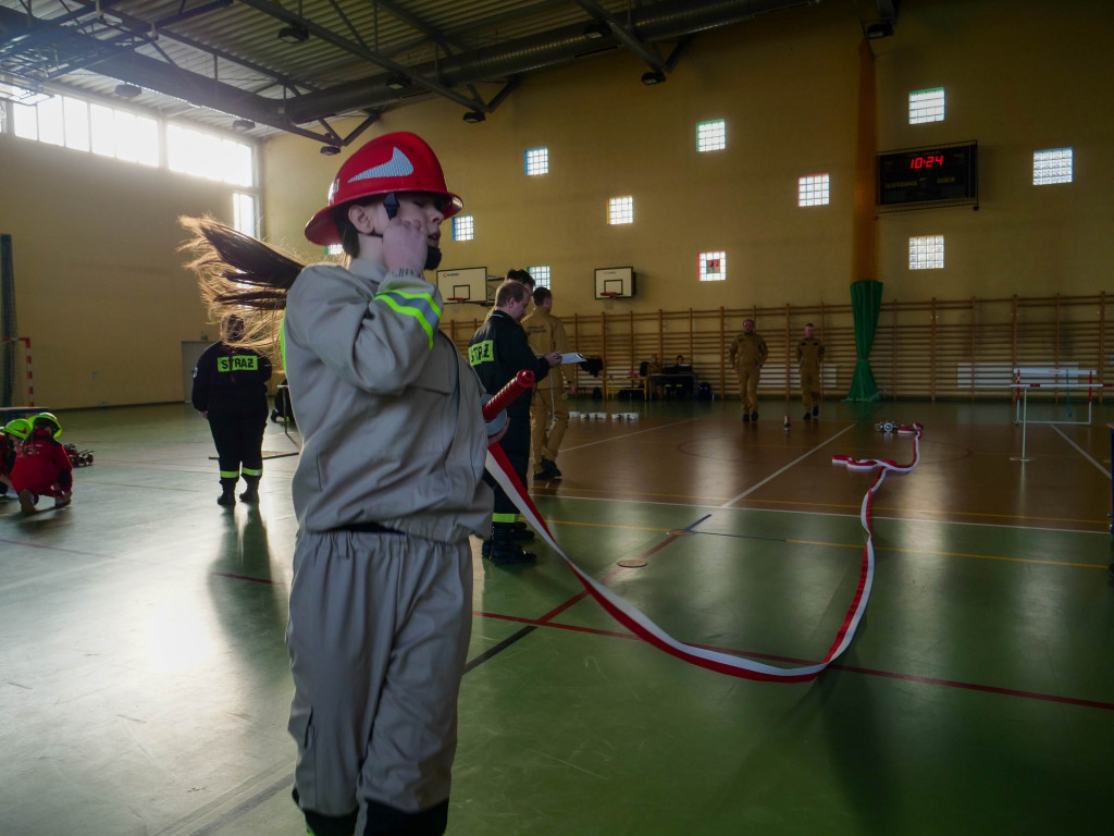 Młodzi druhowie i druhny w akcji