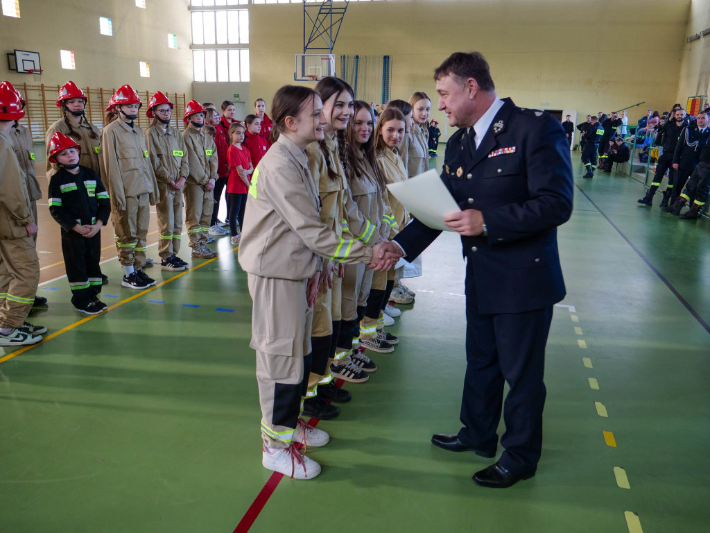 Młodzi druhowie i druhny w akcji