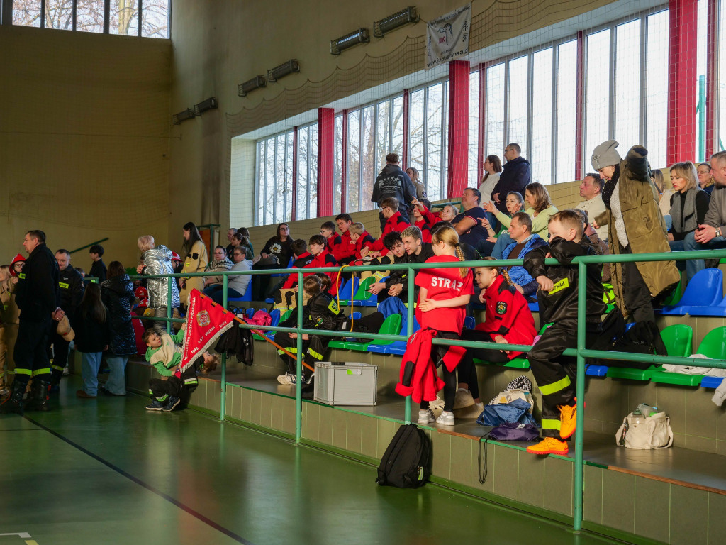 Młodzi druhowie i druhny w akcji