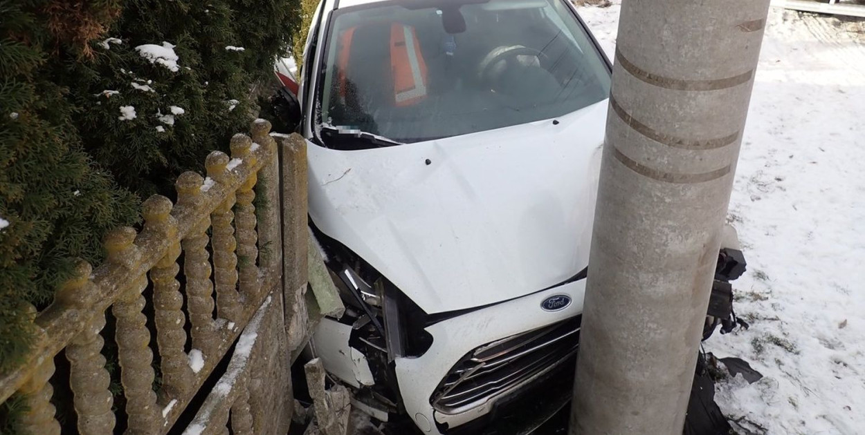 Wjechał w słup i ogrodzenie na Repeckiej