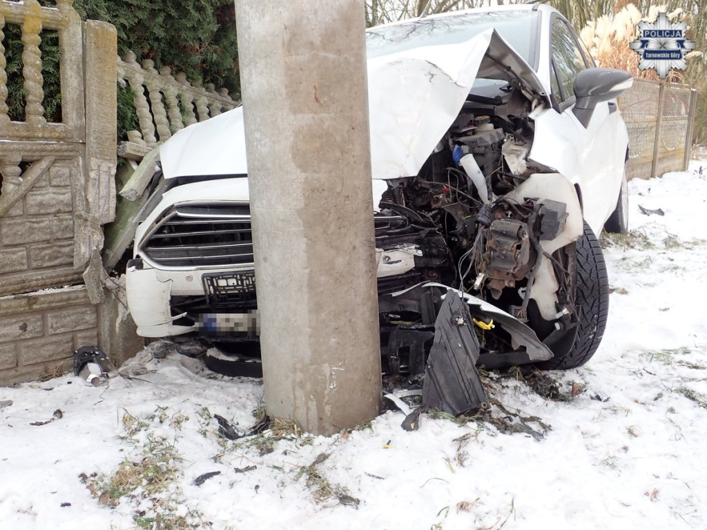 Wjechał w słup i ogrodzenie na Repeckiej