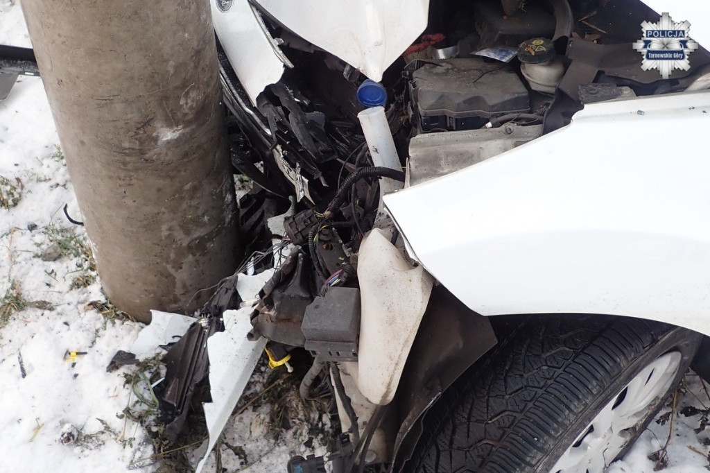 Wjechał w słup i ogrodzenie na Repeckiej