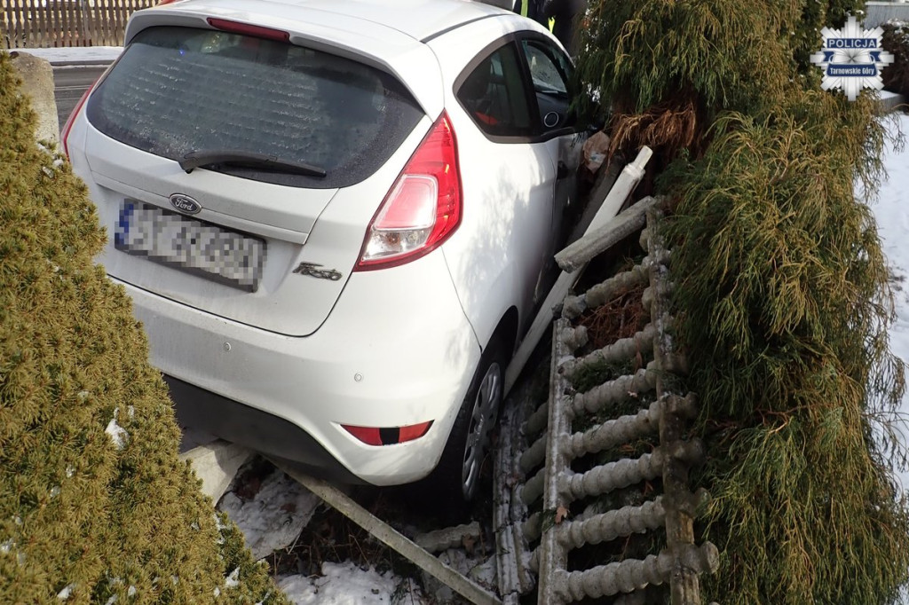 Wjechał w słup i ogrodzenie na Repeckiej