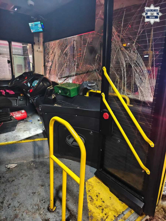 Autobus miejski wjechał w  śmieciarkę i osobówkę