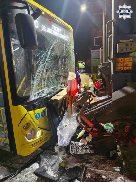 Autobus miejski wjechał w  śmieciarkę i osobówkę