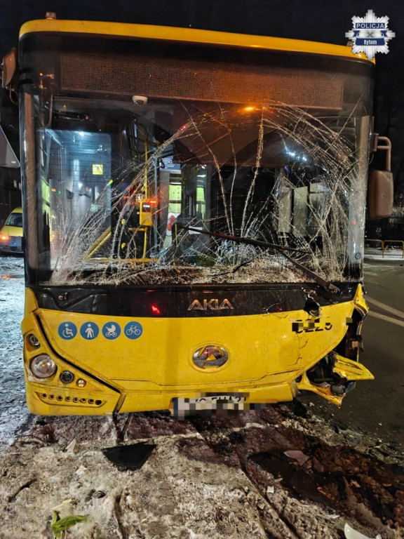 Autobus miejski wjechał w  śmieciarkę i osobówkę