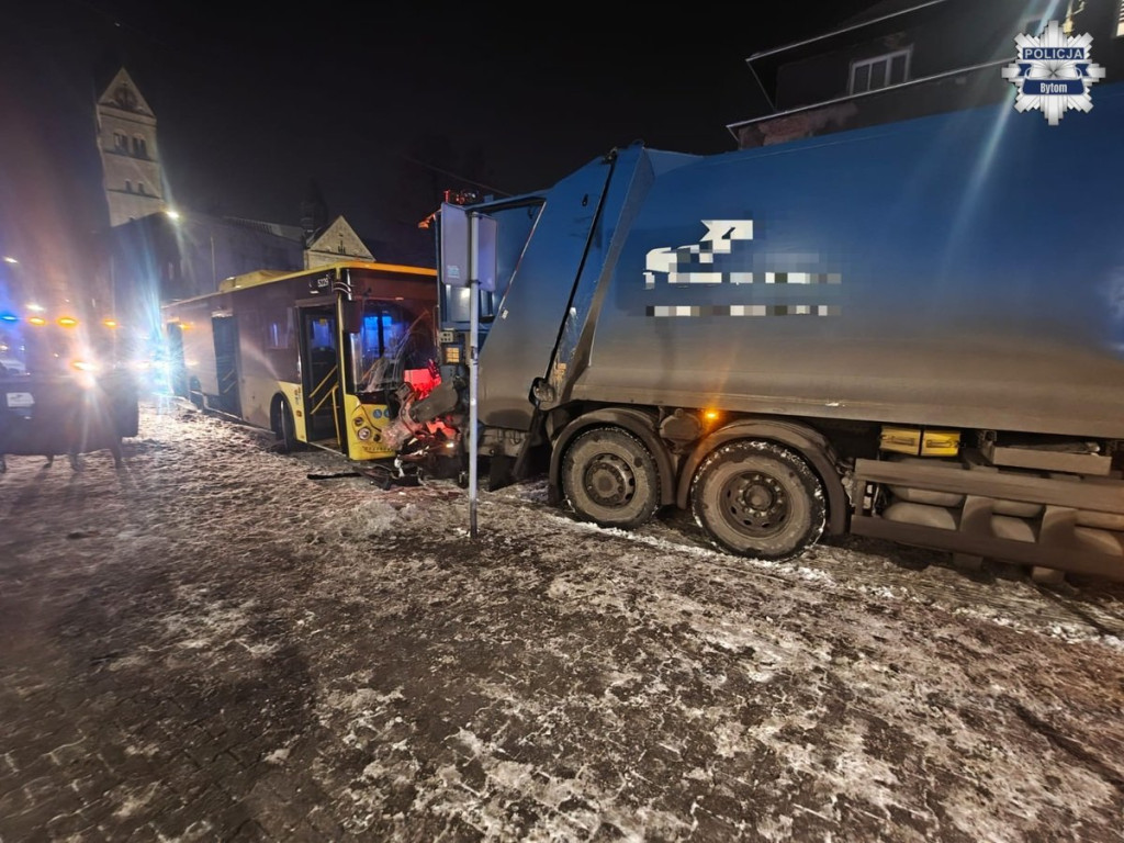 Autobus miejski wjechał w  śmieciarkę i osobówkę