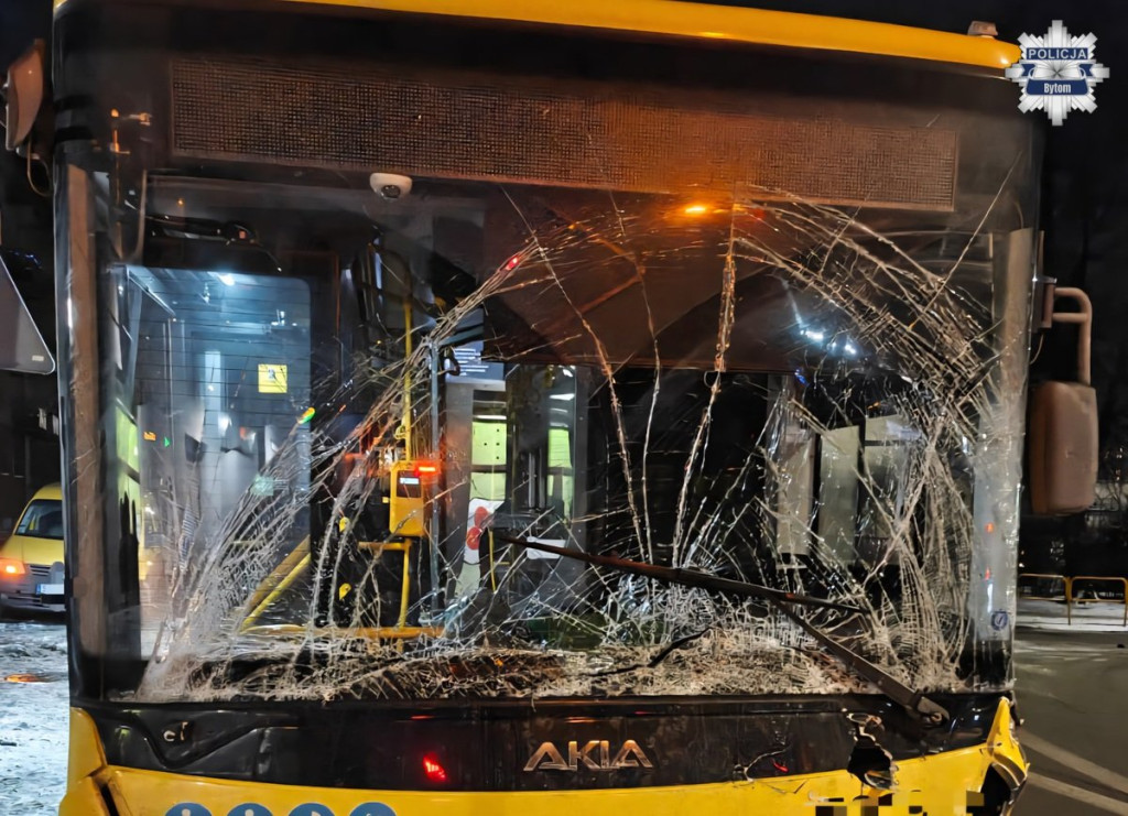 Autobus miejski wjechał w  śmieciarkę i osobówkę