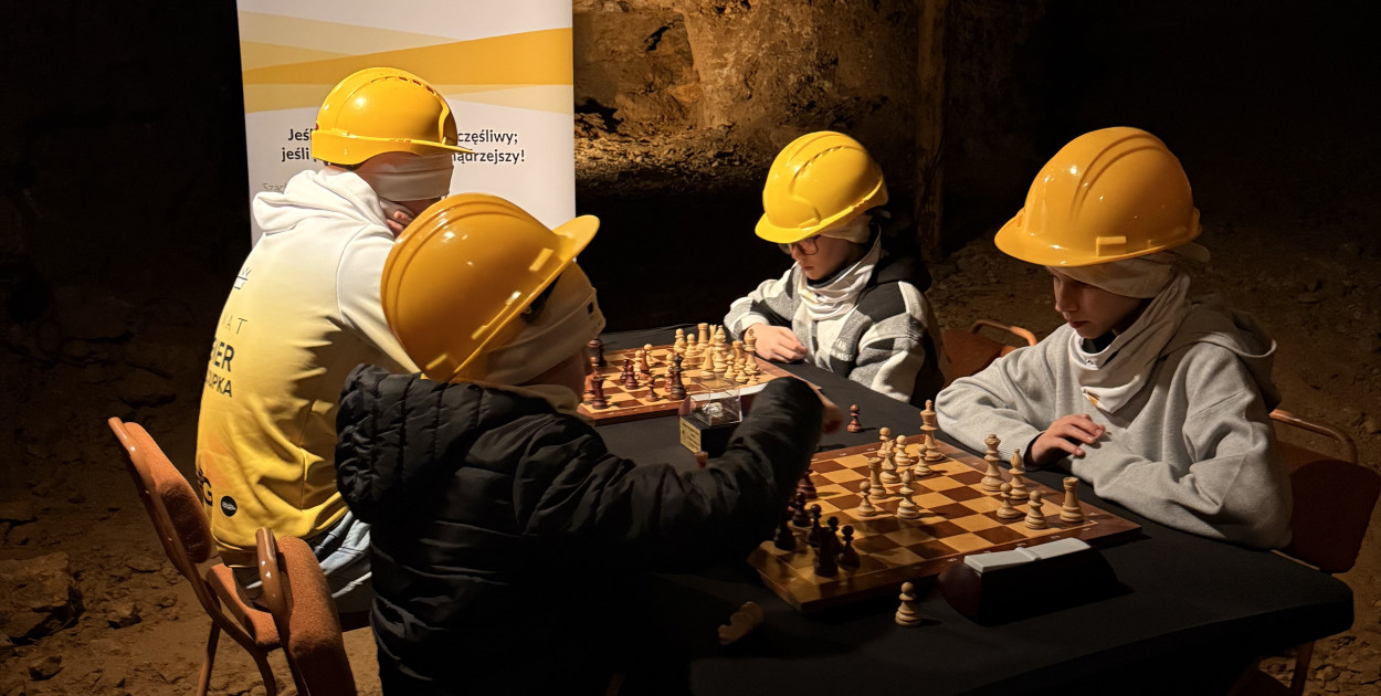 Szachiści zeszli do podziemi. Turniej w kopalni