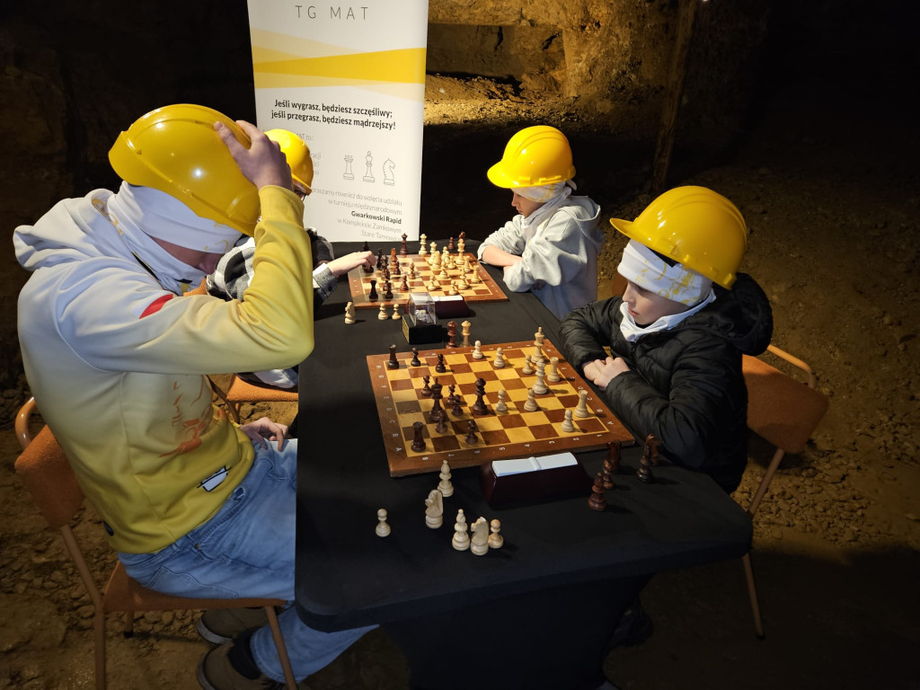 Szachiści zeszli do podziemi. Turniej w kopalni