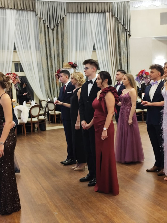 Wieczór nabiera rozpędu. Studniówka Gastronomika