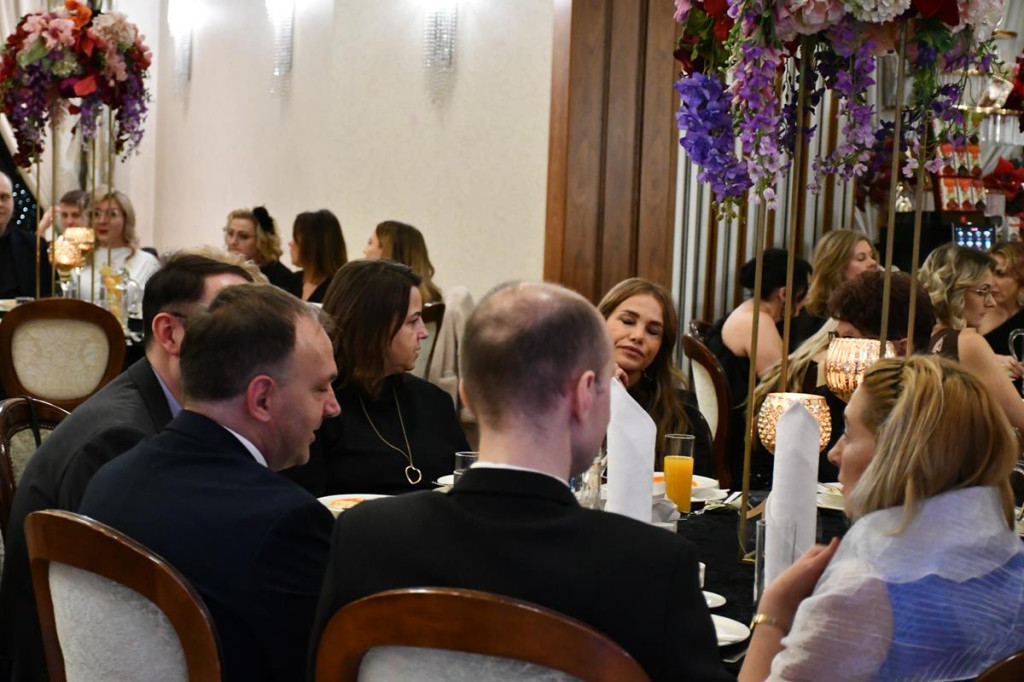 Wieczór nabiera rozpędu. Studniówka Gastronomika