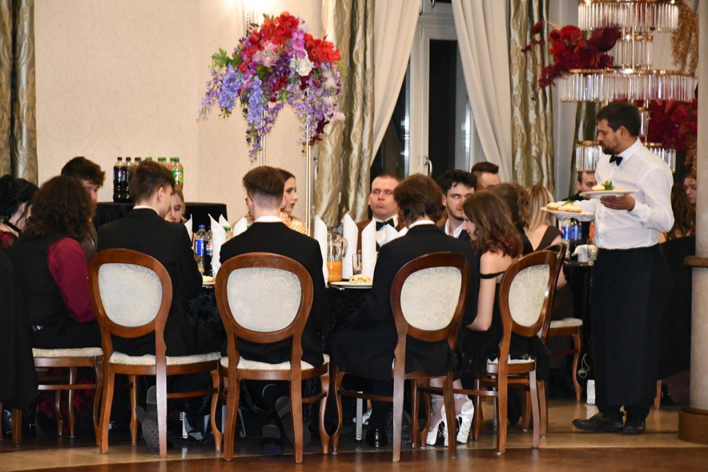 Wieczór nabiera rozpędu. Studniówka Gastronomika