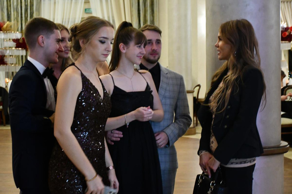 Wieczór nabiera rozpędu. Studniówka Gastronomika