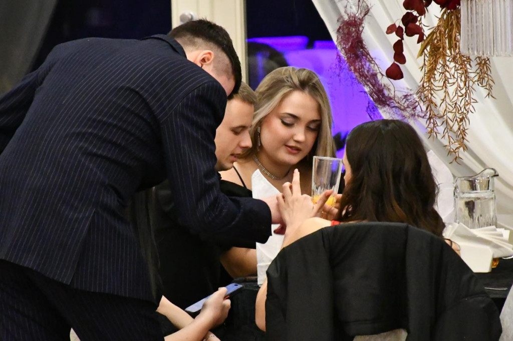 Wieczór nabiera rozpędu. Studniówka Gastronomika