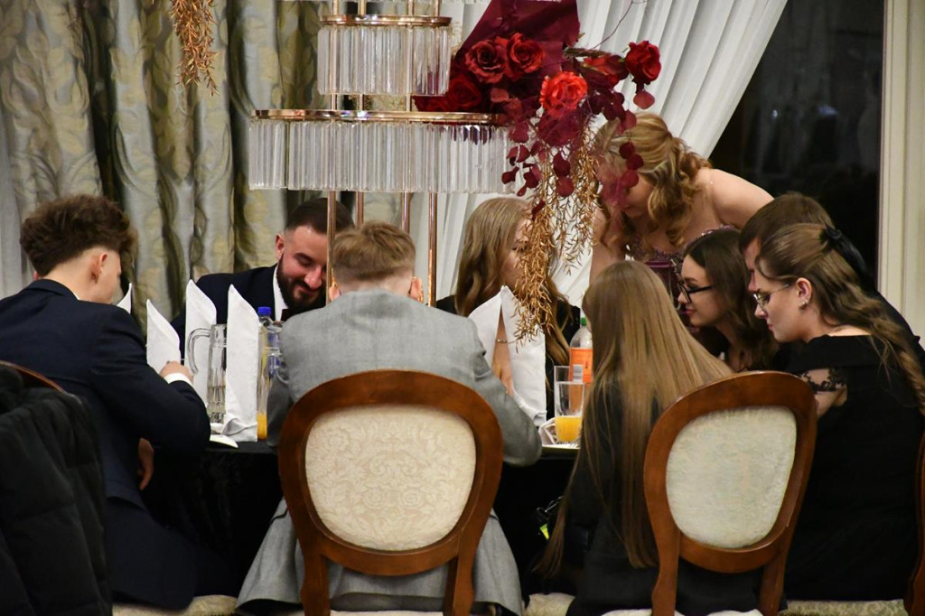 Wieczór nabiera rozpędu. Studniówka Gastronomika