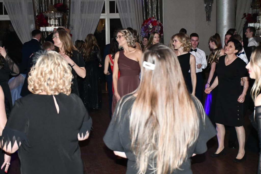 Wieczór nabiera rozpędu. Studniówka Gastronomika