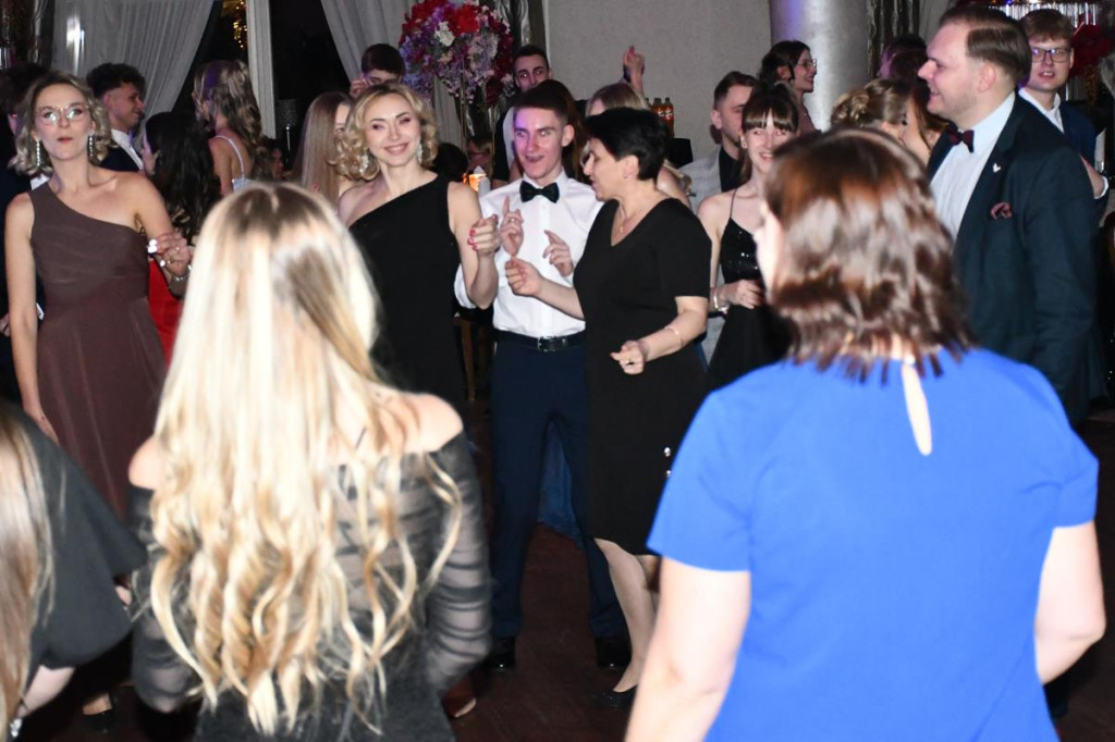 Wieczór nabiera rozpędu. Studniówka Gastronomika