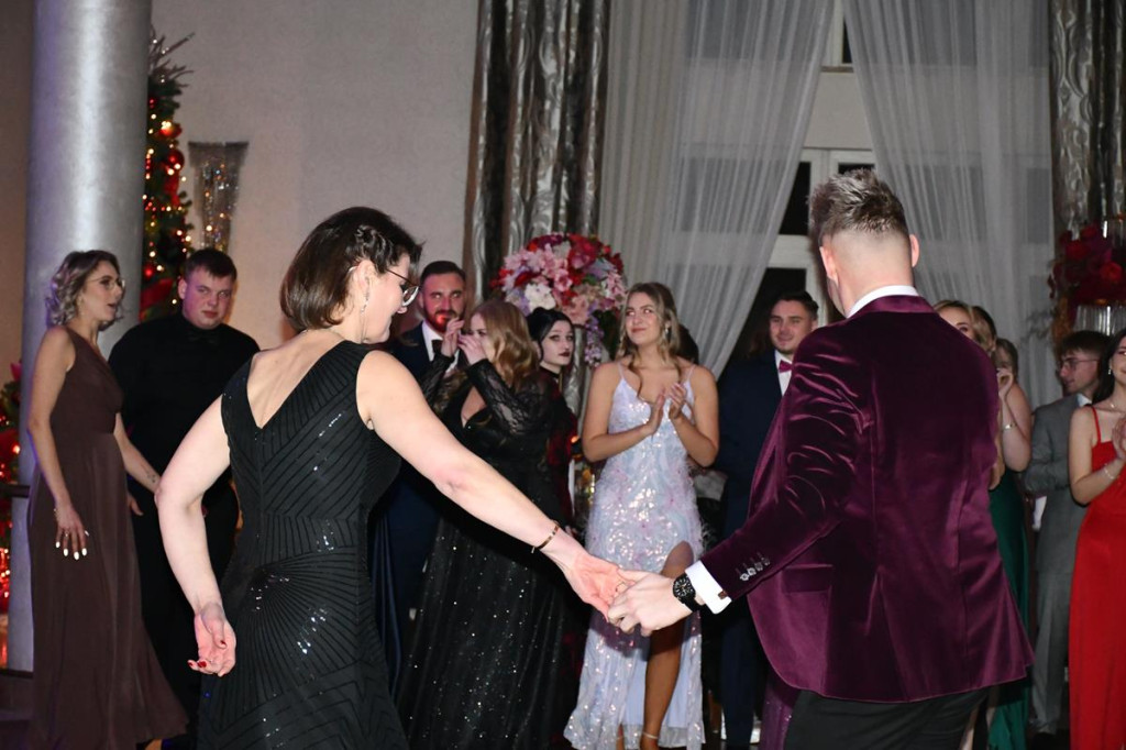 Wieczór nabiera rozpędu. Studniówka Gastronomika