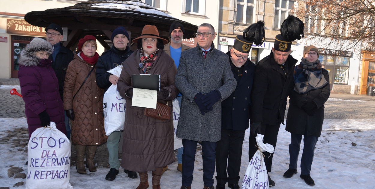 Park Repecki. Konferencja na rynku, prezenty dla posła