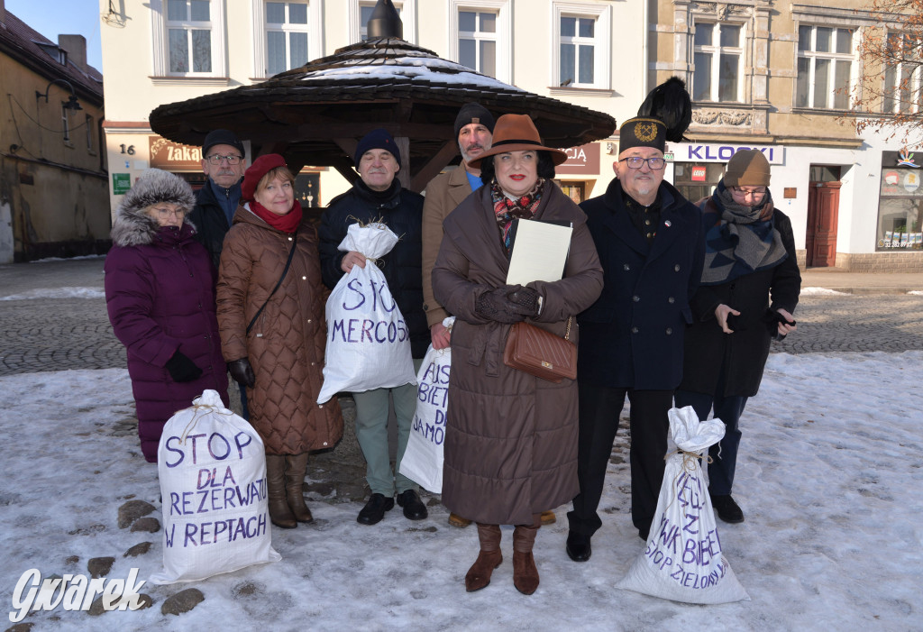 Park Repecki. Konferencja na rynku, prezenty dla posła