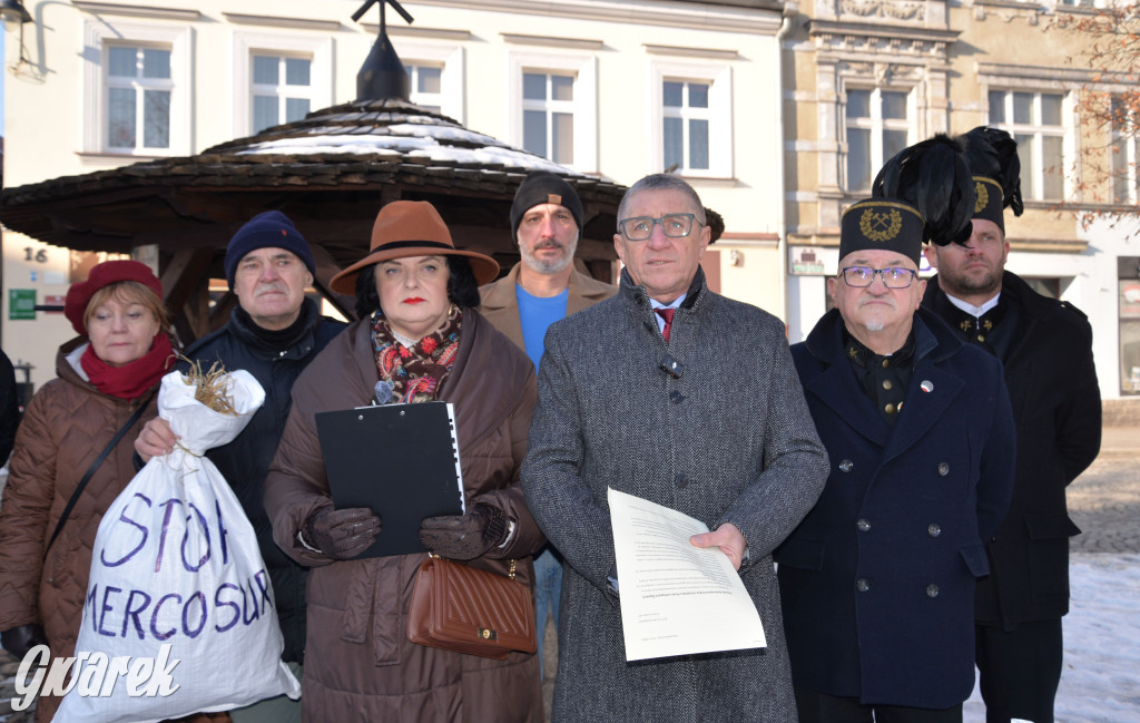 Park Repecki. Konferencja na rynku, prezenty dla posła