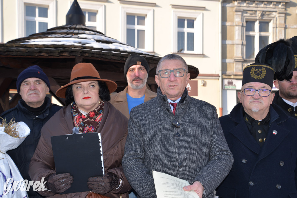 Park Repecki. Konferencja na rynku, prezenty dla posła