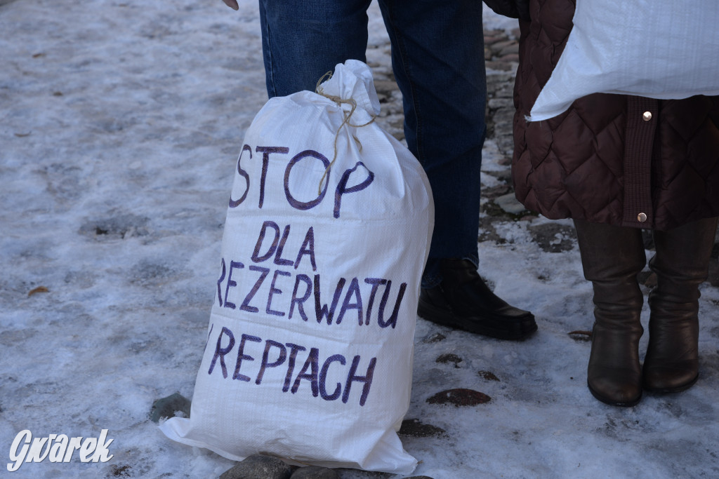 Park Repecki. Konferencja na rynku, prezenty dla posła