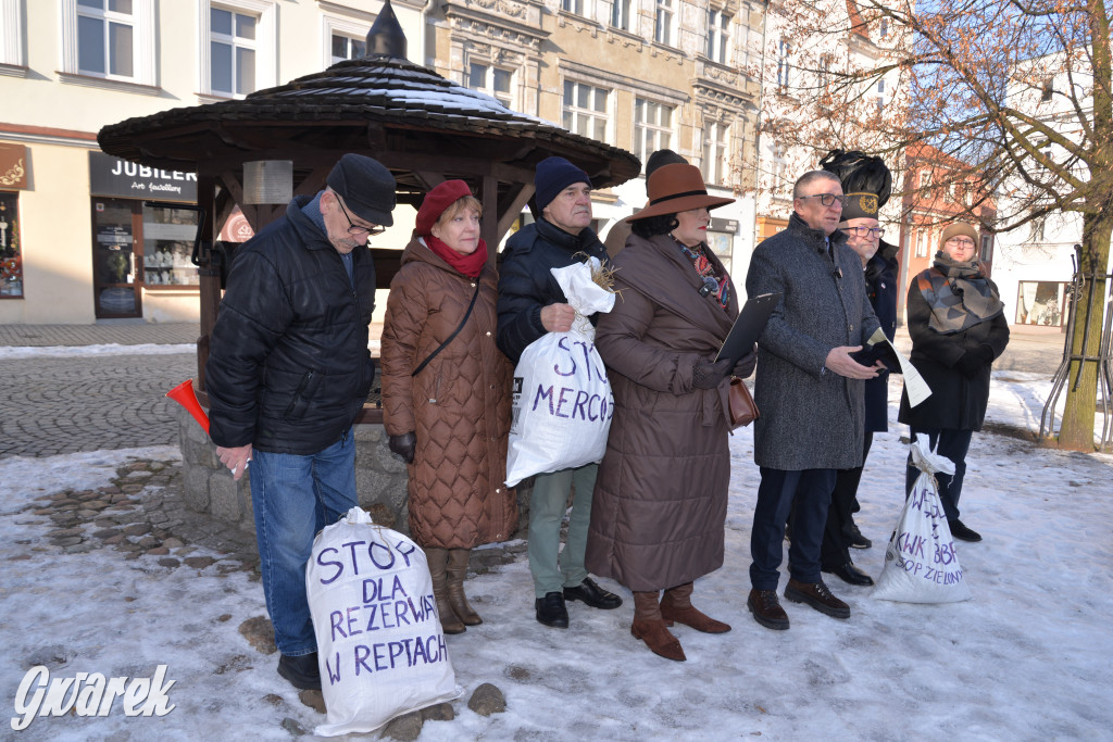 Park Repecki. Konferencja na rynku, prezenty dla posła