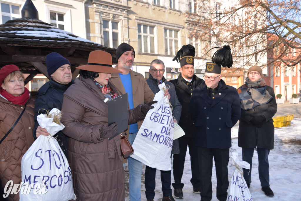 Park Repecki. Konferencja na rynku, prezenty dla posła