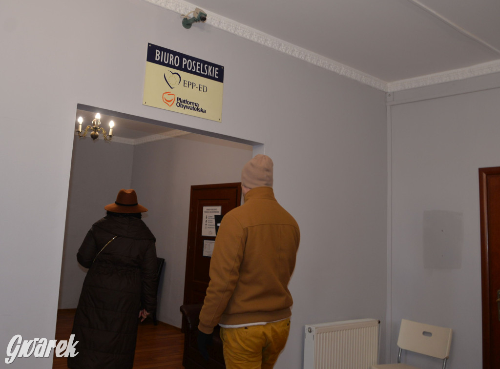 Park Repecki. Konferencja na rynku, prezenty dla posła