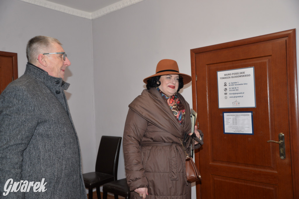 Park Repecki. Konferencja na rynku, prezenty dla posła