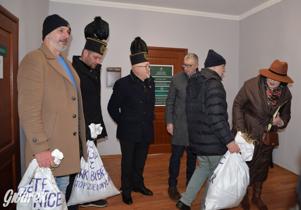 Park Repecki. Konferencja na rynku, prezenty dla posła