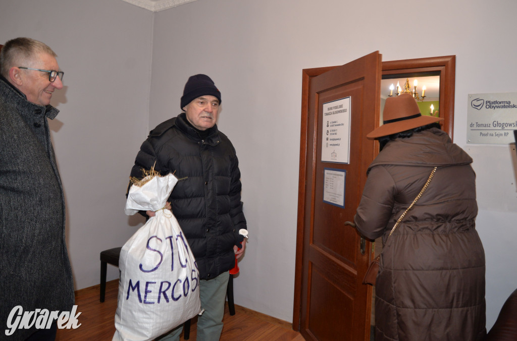Park Repecki. Konferencja na rynku, prezenty dla posła