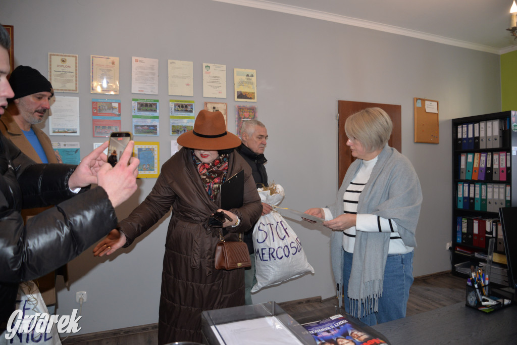 Park Repecki. Konferencja na rynku, prezenty dla posła