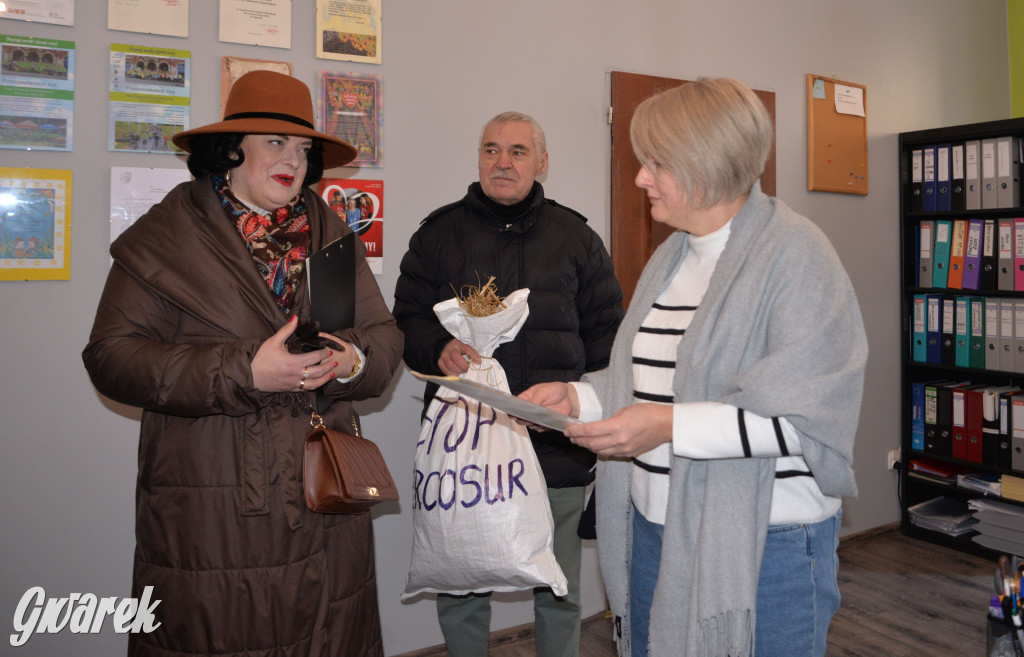 Park Repecki. Konferencja na rynku, prezenty dla posła