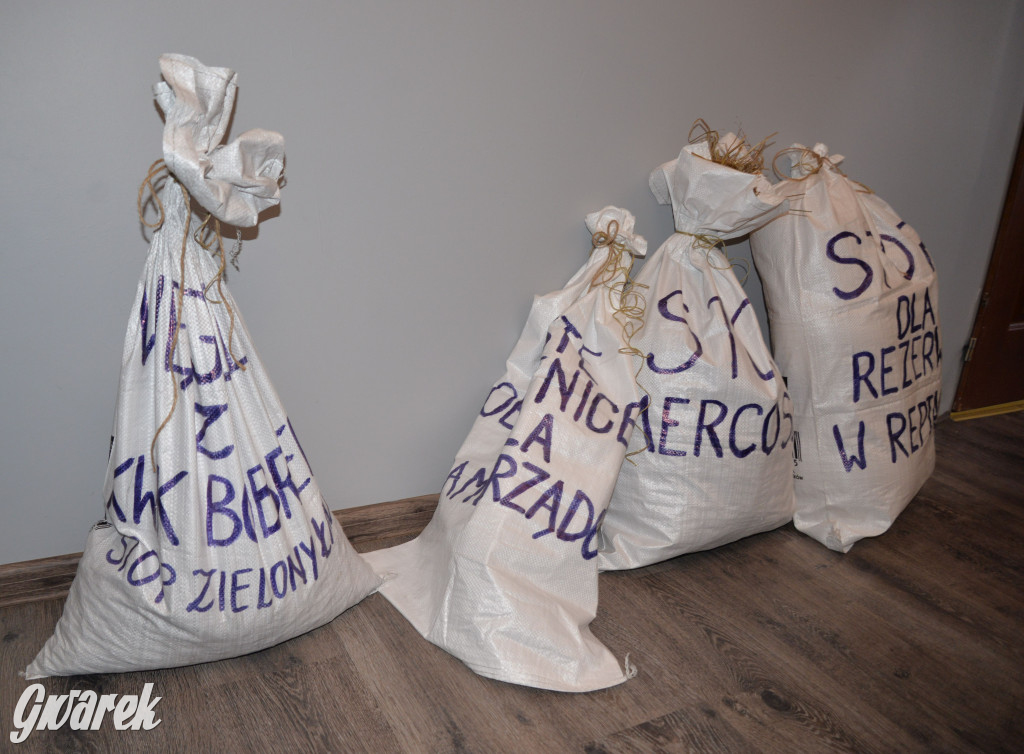 Park Repecki. Konferencja na rynku, prezenty dla posła