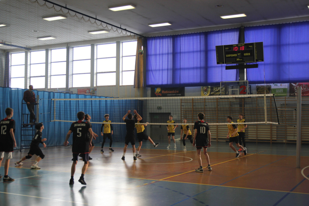 Najlepsi szkolni siatkarze w akcji