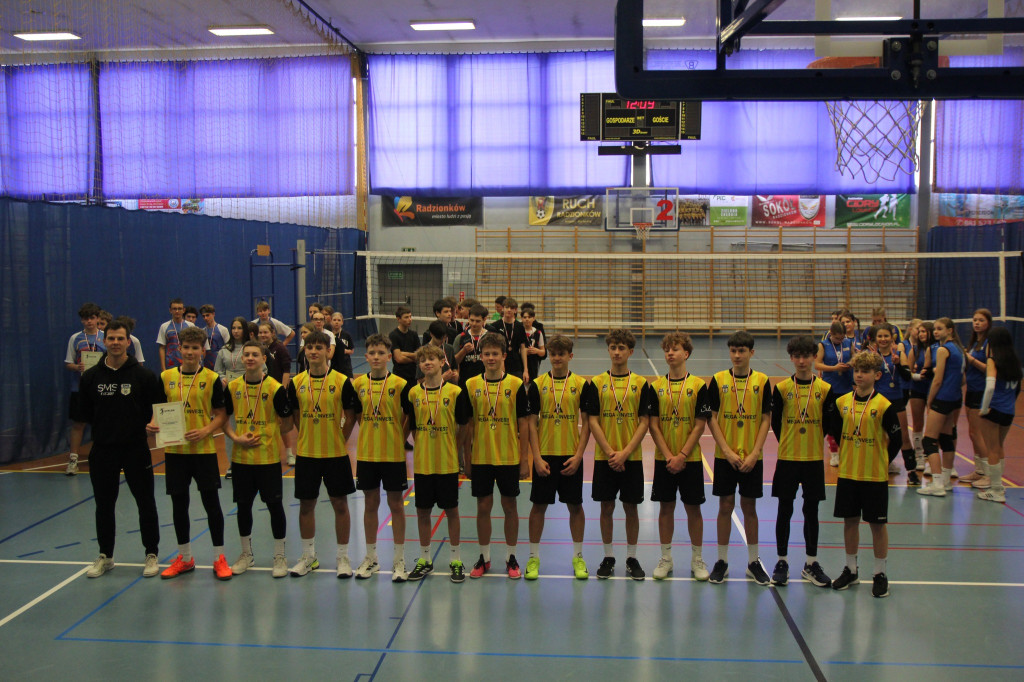 Najlepsi szkolni siatkarze w akcji
