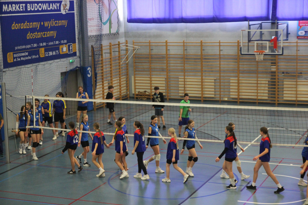 Najlepsi szkolni siatkarze w akcji