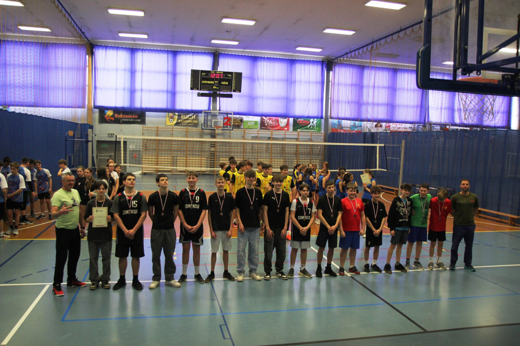 Najlepsi szkolni siatkarze w akcji