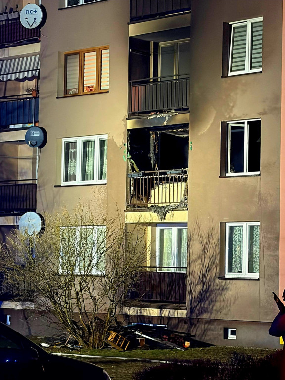 Pożar w bloku na osiedlu, mężczyzna w szpitalu